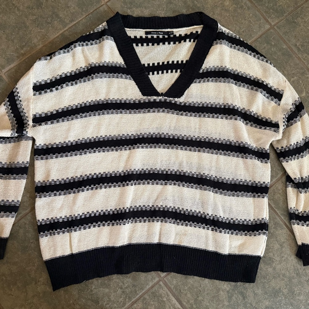 🎀3/25🎀 Striped Black and White V-Neck Sweater, Doe & Rae, small